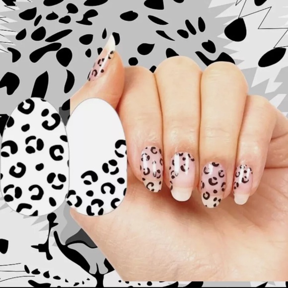 🎉 3/$25 trendy cute Color Street Spot On Retired Clear Nail Set - Picture 5 of 9